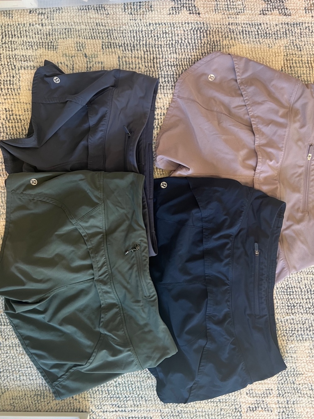 Lululemon Lot Women’s Shorts sz 6 4in inseam